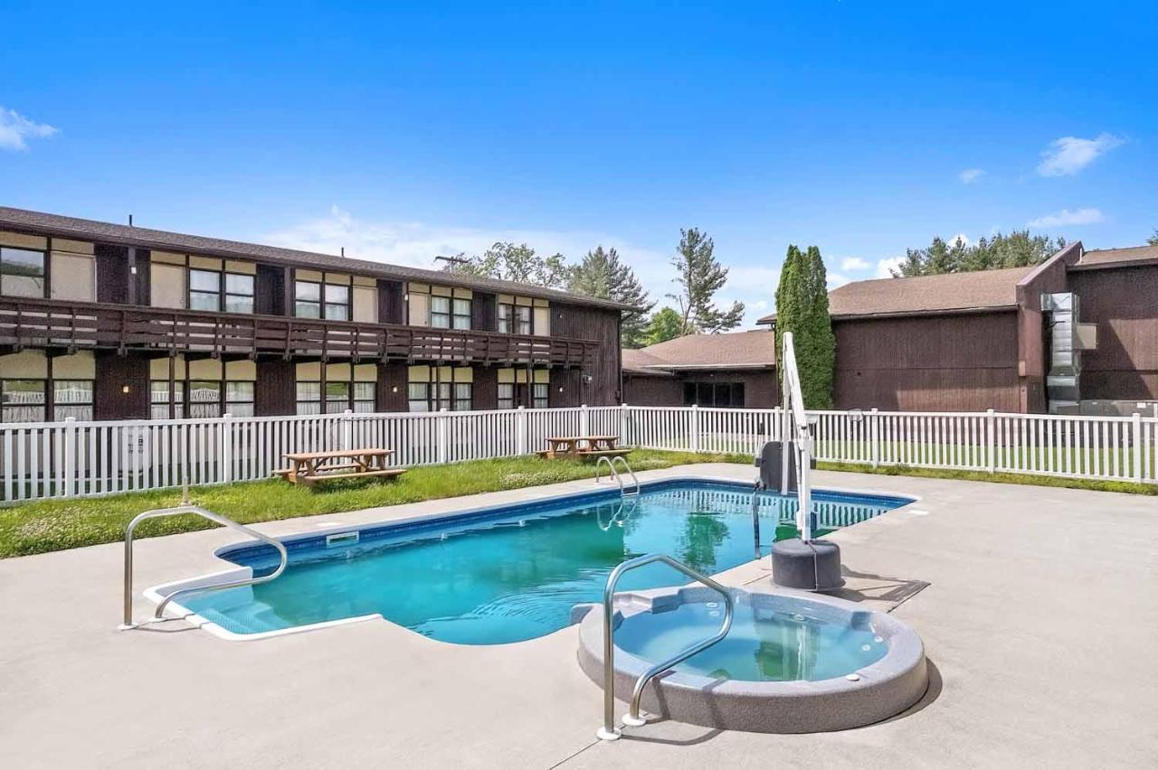 Shadowbrook Resort Tunkhannock Екстер'єр фото